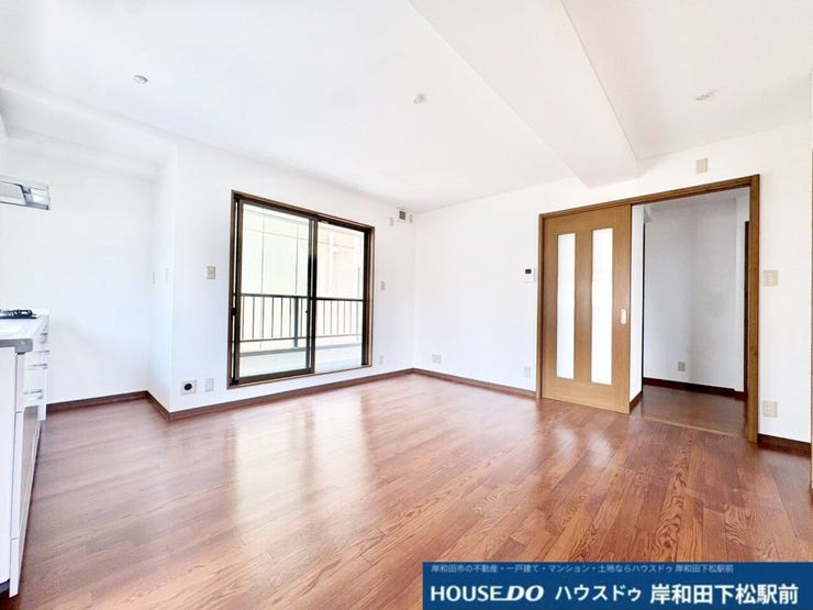 温かみのあるフローリングが魅力の、広々とした明るいリビングです!大きな窓からたっぷりの自然光が差し込み、開放感あふれる心地よい空間が広がります。ご家族みんなでゆったりと寛げる素敵な団らんの場所です!