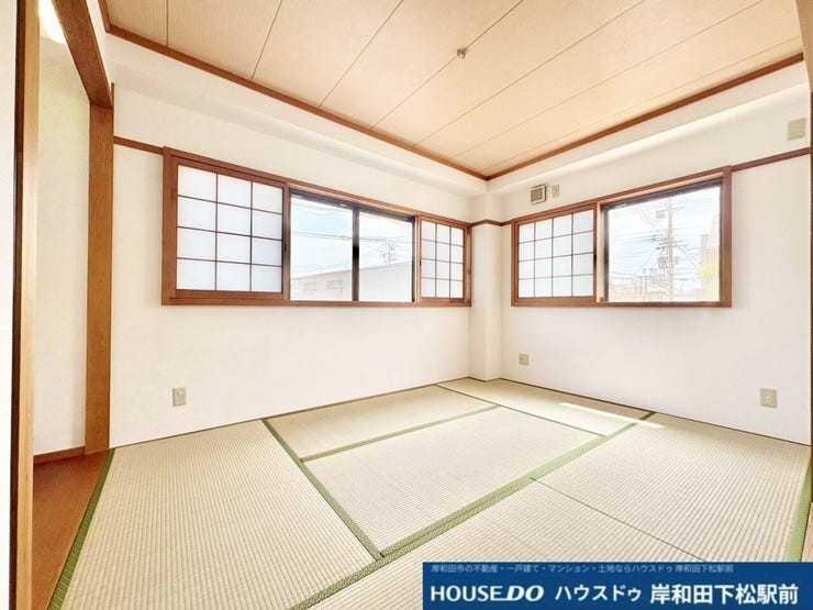 温かみのある落ち着いた雰囲気の2階和室です!2面に窓が設けられており、たっぷりの自然光が差し込む明るく開放的な空間。心身ともにリラックスできる心地よい雰囲気で、寝室やゆったりくつろぐお部屋に最適です!