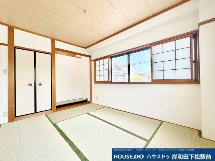 温かみのある落ち着いた雰囲気の和室です!障子からたっぷりの自然光が差し込み、明るく開放的な空間が広がっています。大容量の押入れも完備されており、寝室やゆったりくつろぐお部屋に最適です!