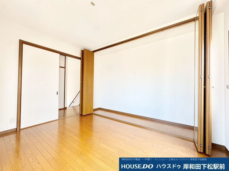 温かみのあるフローリングが魅力の明るい洋室です!可動式の収納扉を開閉することで、お部屋の使い勝手を自由にアレンジできます。ライフスタイルに合わせて柔軟に対応できる、快適なプライベート空間です!