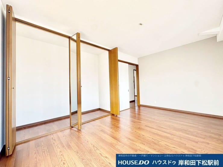温かみのあるフローリングが魅力の明るい洋室です!可動式の収納扉を開閉することで、お部屋の使い勝手を自由にアレンジできます。ライフスタイルに合わせて柔軟に対応できる、快適なプライベート空間です!