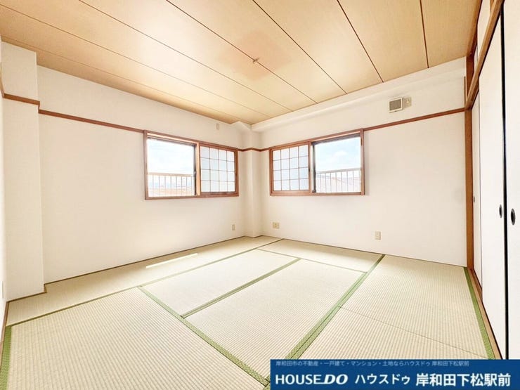 温かみのある落ち着いた雰囲気の和室です!2面に窓が設けられており、たっぷりの自然光が差し込む明るく開放的な空間。心身ともにリラックスできる心地よい雰囲気で、寝室やゆったりくつろぐお部屋に最適です!