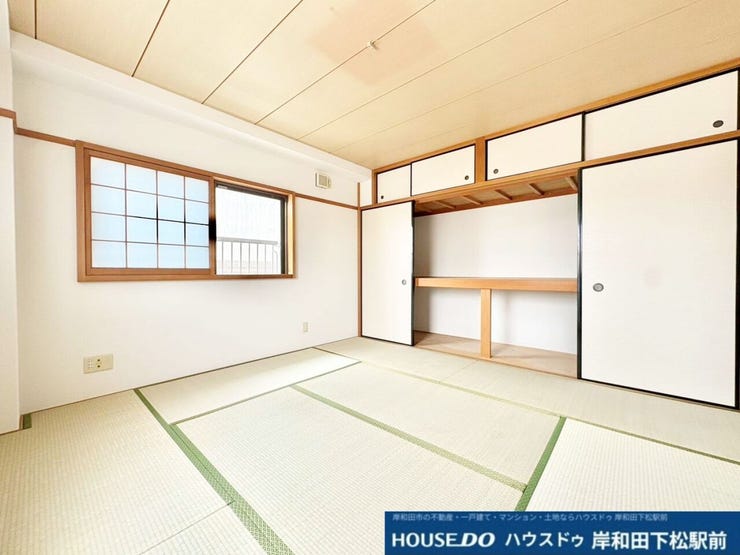 温かみのある落ち着いた雰囲気の和室です!窓からたっぷりの自然光が差し込む明るく開放的な空間。大容量の押入れや天袋も完備されており、お部屋をすっきりと保てます。寝室やゆったりくつろぐお部屋に最適です!