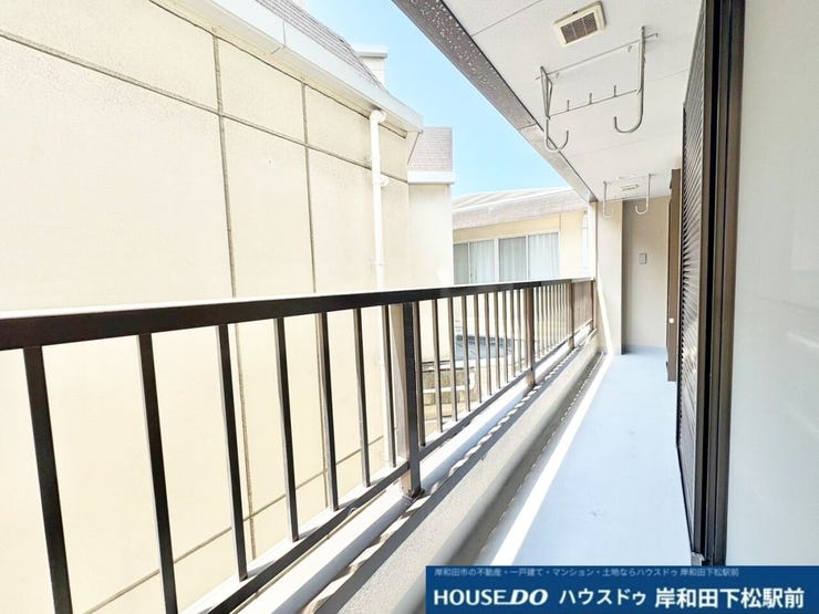 開放感あふれる明るいバルコニーです!たっぷりの太陽光が降り注ぎ、お洗濯物も気持ちよく乾きます。便利な物干し金具も設置されており、毎日の家事がよりスムーズで快適に行える嬉しいスペースです!