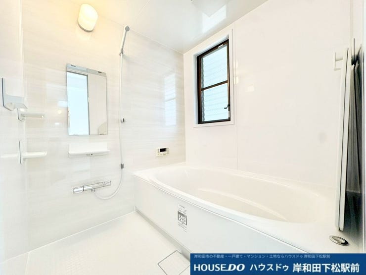 白を基調とした清潔感あふれる、広々とした明るい浴室です!窓からたっぷりの自然光が差し込み、換気もしやすく快適。ゆったりとした浴槽で一日の疲れをしっかりと癒やし、極上のバスタイムを満喫できます!