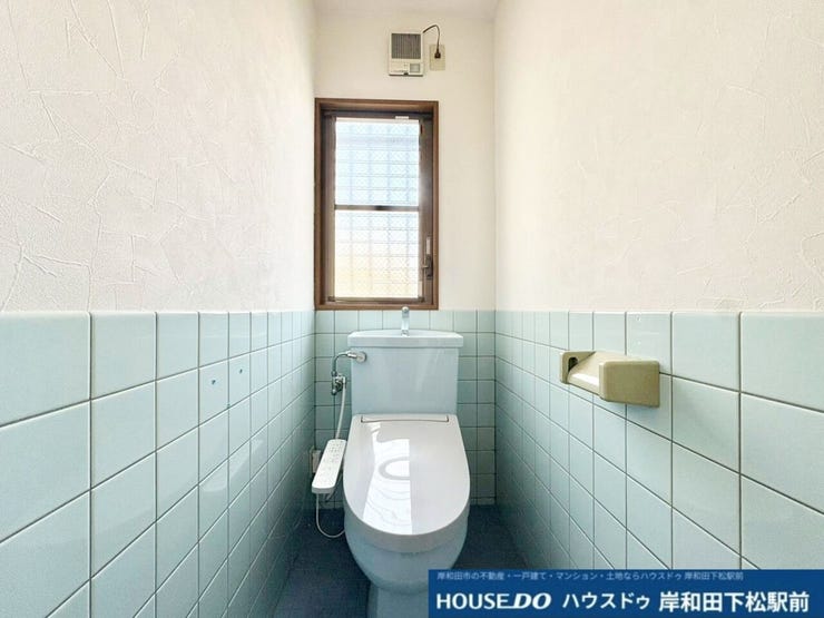 清潔感のあるすっきりとした1階のトイレです!爽やかなタイル調のデザインが施されており、窓からたっぷりの自然光が差し込む明るい空間。換気もしやすく、毎日気持ちよくお使いいただけます!