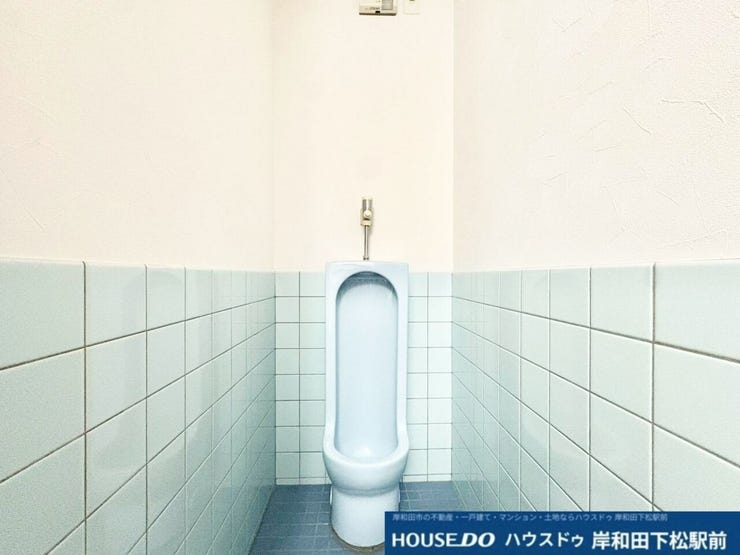 すっきりと使い勝手の良い1階の男性用トイレスペースです!爽やかなタイル貼りの壁面で清潔感があり、お手入れも簡単。ご家族や来客時にも便利で、毎日気持ちよくお使いいただける快適な空間です!