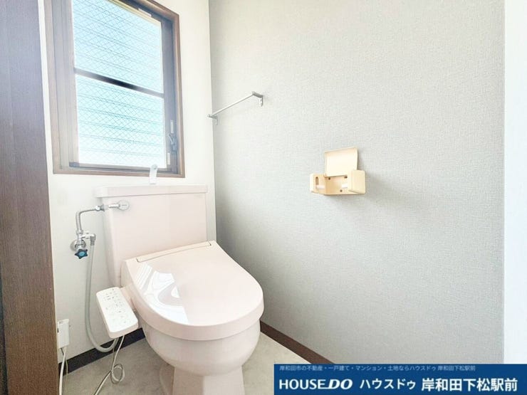 落ち着いた色合いのクロスがおしゃれな2階のトイレスペースです!窓から自然光が差し込む明るく清潔感のある空間で、換気もしやすく快適。毎日の生活を心地よくサポートしてくれる便利な設備です!