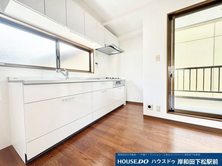 白を基調とした清潔感あふれる、広々としたシステムキッチンです!窓からたっぷりの自然光が差し込む明るい空間で、お料理も楽しく快適に。収納力も豊富で、調理器具や食器類をすっきりと整理できます!