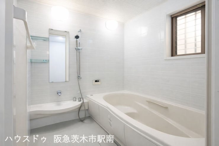 窓からのやわらかな光が入る、ゆったりとくつろげるバスルーム空間です。