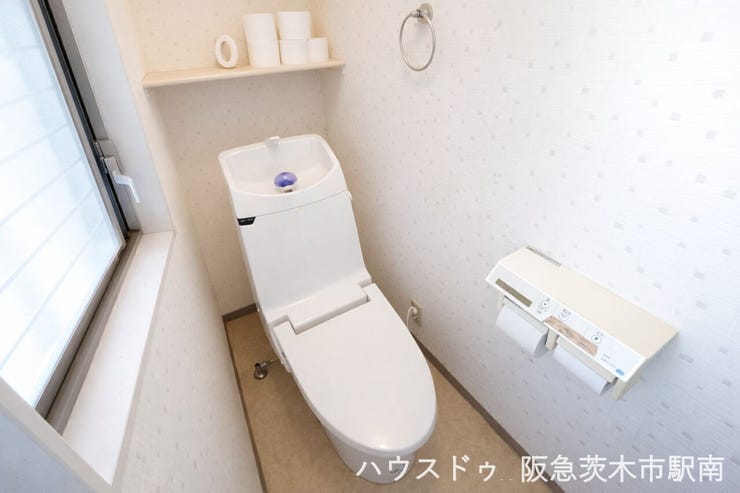 清潔感あふれる明るいトイレ空間で、窓付きの快適な空間です。