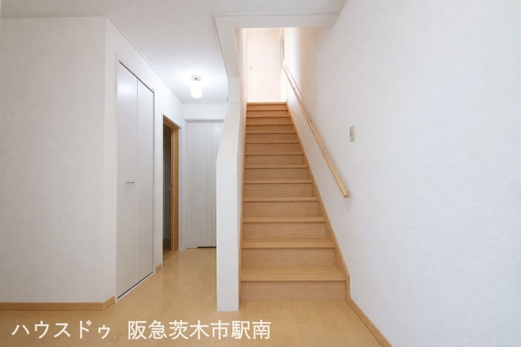 木の温もりを感じる階段が印象的な、清潔感あふれる明るい空間です。