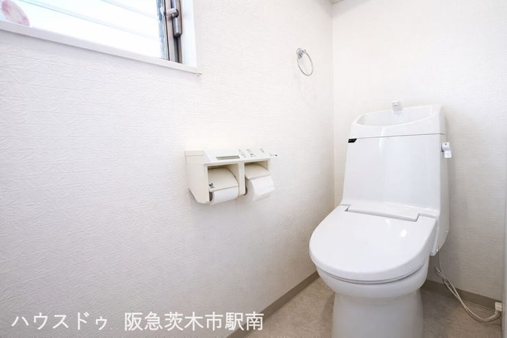 清潔感あふれる明るいトイレ空間で、窓付きの快適な空間です。