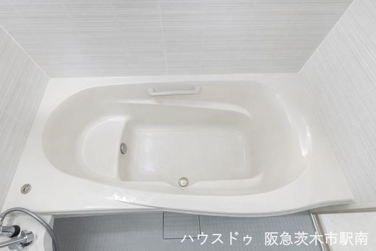 窓からのやわらかな光が入る、ゆったりとくつろげるバスルーム空間です。