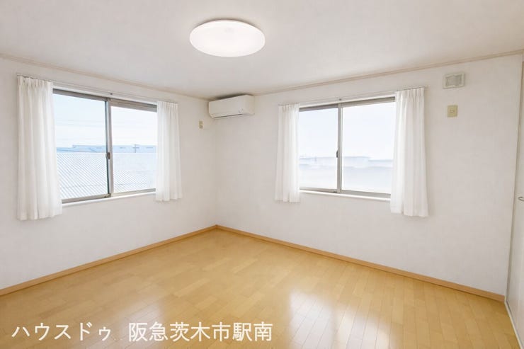 二面採光で光が広がる、開放感のある明るい居室です。