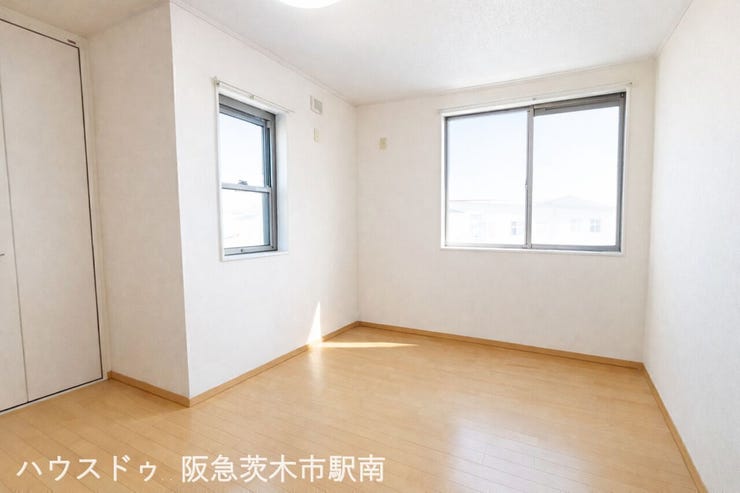 二面採光で明るく開放的、家具配置しやすい広々空間の洋室で快適に使える部屋です