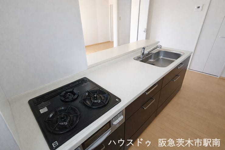 明るい対面キッチンでリビングを見渡せる開放的な空間です。