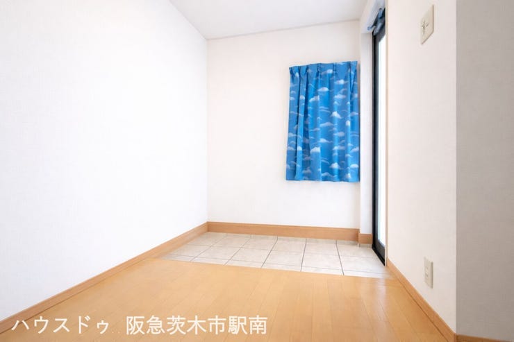 すっきりとした空間で、清潔感と開放感を感じられる玄関スペースです。