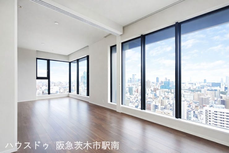 大きな窓からの眺望と開放感が魅力の明るいリビング空間です