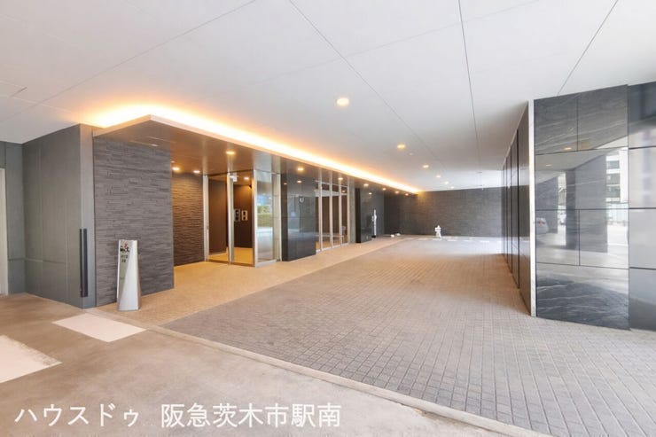 重厚感と高級感を兼ね備えた、ゆとりある車寄せ付きエントランスです