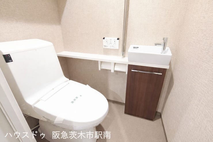 手洗いカウンター付きの清潔なトイレ。省スペースながら使い勝手良く落ち着いた空間で快適にお使いいただけます。
