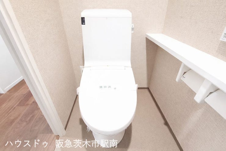 手洗いカウンター付きの清潔なトイレ。省スペースながら使い勝手良く、落ち着いた空間で快適にお使いいただけます。