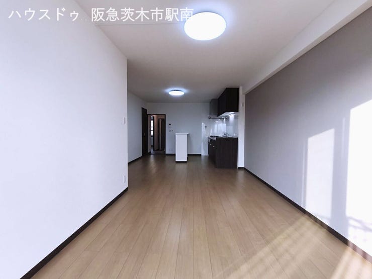【リビング】
LDK 15.0帖 ベランダ側より