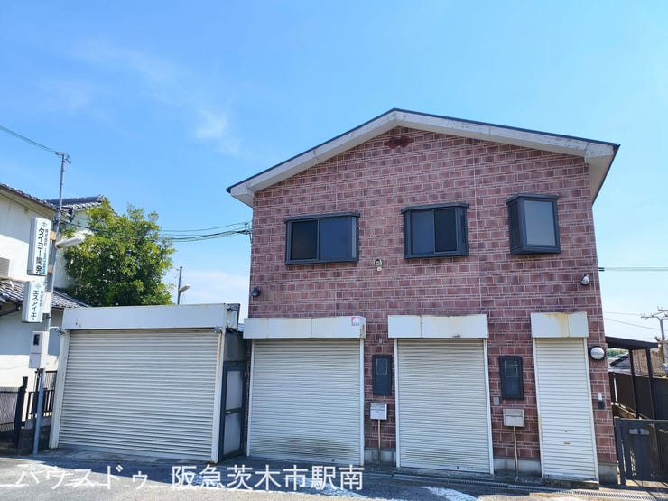 【外観】
シャッター右から
・2階入り口(手動)
・1階事務所入り口(電動)
・1階倉庫入口(電動)
・車庫(電動)