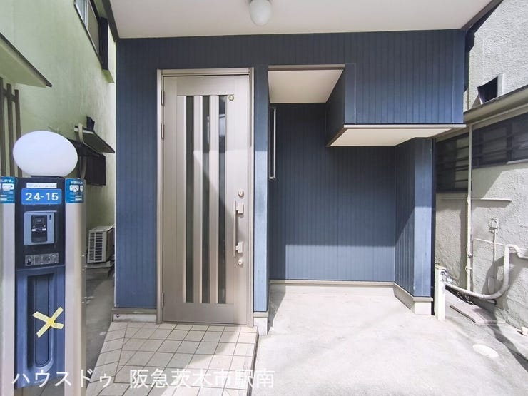 玄関と駐車場