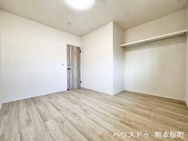 ■6帖洋室②■寝室、書斎、趣味の部屋。家族の成長やライフスタイルに合わせ、様々な使い方ができる快適な空間です。