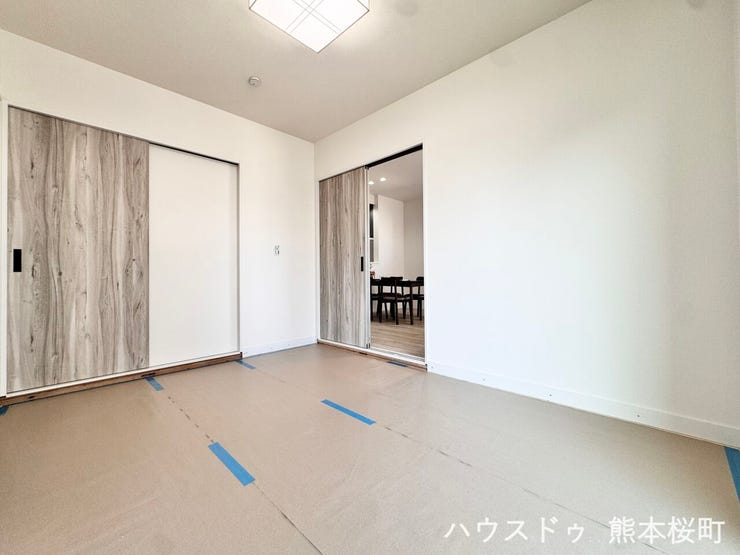 ■1階6帖和室■ゲストをもてなし、昼寝や家事にも使える、畳のぬくもりが心地よい多目的万能スペース。
