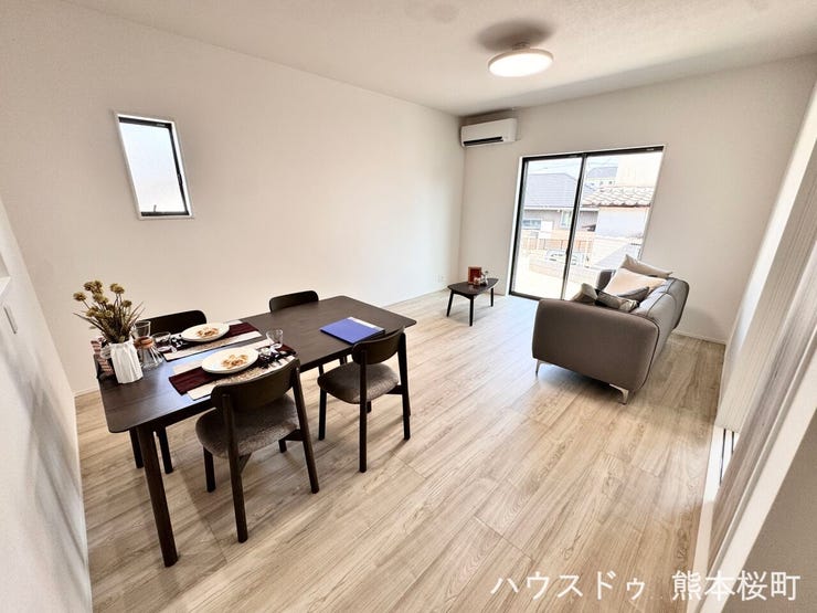 ■安らぎと笑顔の中心地■陽光が優しく降り注ぎ、会話が自然と弾む。ここでは、毎日が特別な時間へと変わります。