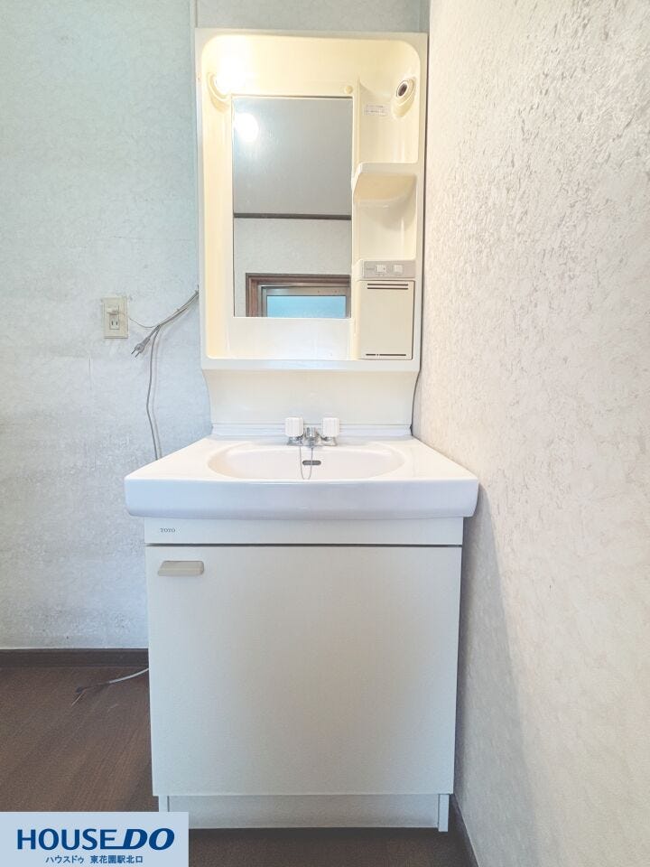 大きな鏡と使いやすい収納棚が付いたシャワー付き洗面化粧台です!毎日の身支度や朝の洗顔もスムーズに行える機能的な設備です♪