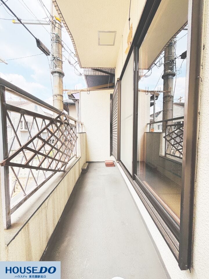 屋根が付いているため急な雨でも安心のバルコニーです!落ち着いた色合いの壁に囲まれ、周囲の視線を気にせずゆったりとプライベートな時間を満喫できますね♪