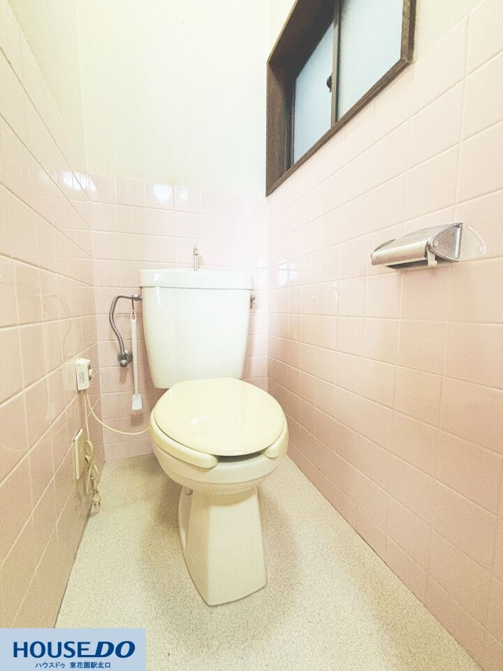 壁一面の淡いピンク色のタイルが可愛らしい落ち着いた雰囲気のトイレスペースです☆窓付きで換気がしやすく、気持ちの良い空間を保てます!