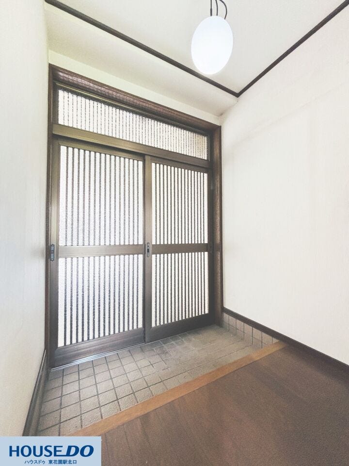落ち着いた色合いの縦格子が和の趣を感じさせる玄関引き戸です☆プライバシーを保ちながら、ガラス越しに優しい自然光をたっぷりと室内に取り込みます♪