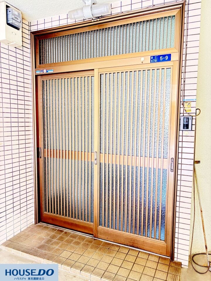 日本の伝統的な美しさを感じる重厚な引き戸の玄関です!防犯性に優れた仕様で、安心して家族の時間を過ごせる温かみのある住まいとなっています☆