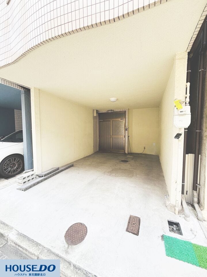 フラットなコンクリート敷きのガレージスペースです♪玄関へのアプローチもスムーズで、雨の日のお出かけや重い荷物の運び入れも快適に行えます☆