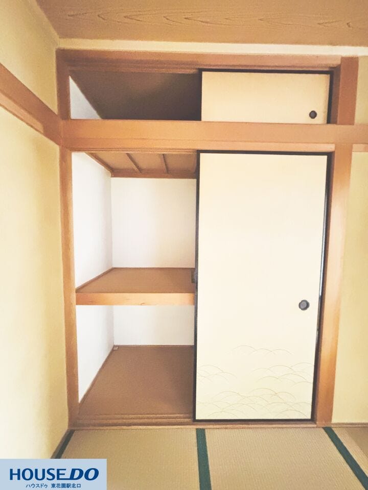 和室の趣を大切にした伝統的なデザインの押入れです☆落ち着いた色味の木枠と襖が、安らぎのある空間を演出します。布団や季節用品をたっぷり収納できる大容量サイズ!