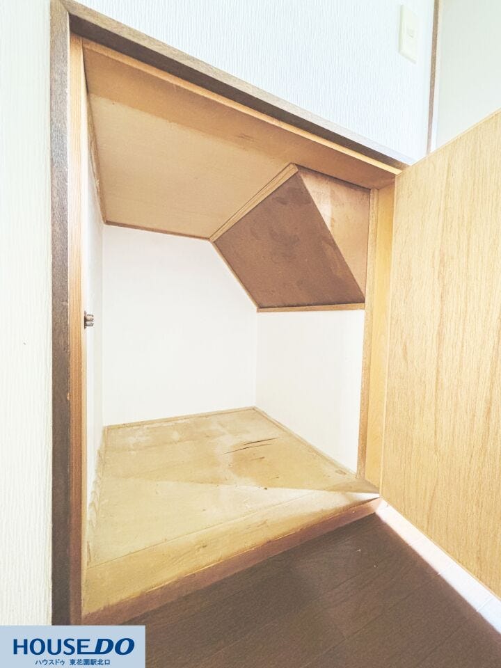 階段下のデッドスペースを有効活用した、個性的な形の収納庫です☆お部屋の隅に配置され、普段あまり使わない物を隠して収納するのにぴったりです。お掃除道具の保管場所としても重宝します!