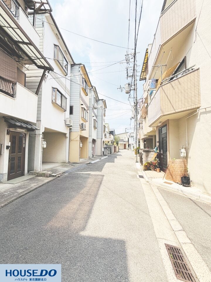 穏やかな住宅街に位置し、見通しの良いアスファルトの道路が続いています!周囲には落ち着いた雰囲気の建物が並び、心地よい日常を予感させますね♪