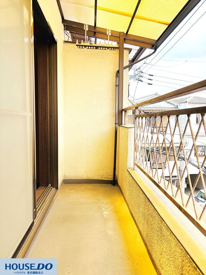 窓が大きく開放的なので室内と一体感を感じられるバルコニーです♪日当たりが良く、洗濯物を干すのはもちろん、ガーデニングなどを楽しむスペースとしてもおすすめです☆