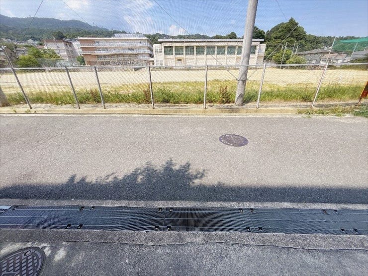 前面道路が広く、毎日の通行も快適です。