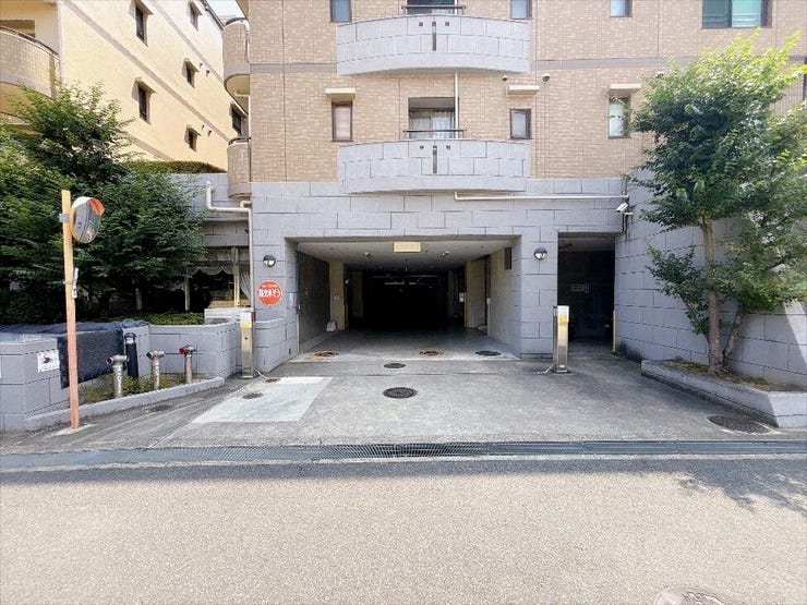 広々とした前道で車の出し入れもスムーズにできます。