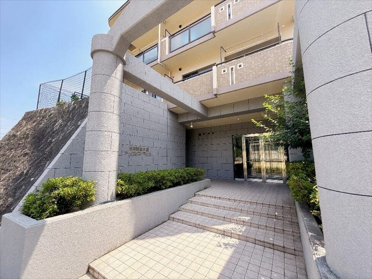 落ち着いた雰囲気の閑静な住宅街で環境の良い立地です。