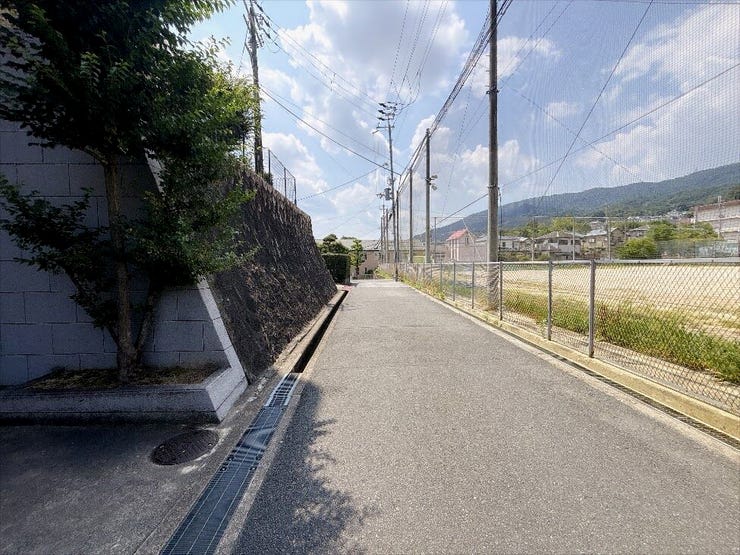 住宅地のため周辺は車の通行量も少なく、通勤・登園・通学・ショッピングなど日々の往来も快適です。