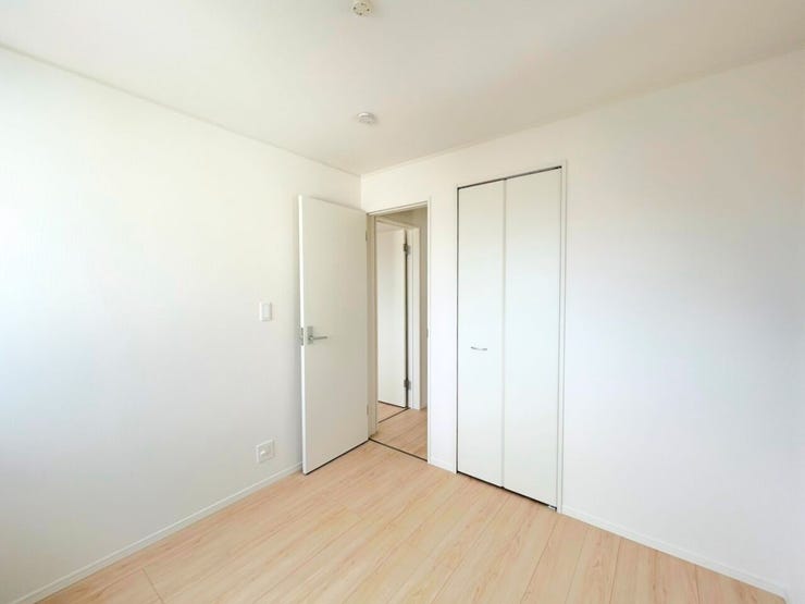 【洋室】
部屋の広さが適度なため、家具の配置やインテリアデザインがしやすく、狭すぎず広すぎない居心地の良い空間を作れます。
また収納が豊富な間取りで部屋が散らかりにくく、掃除や片付けが楽に♪