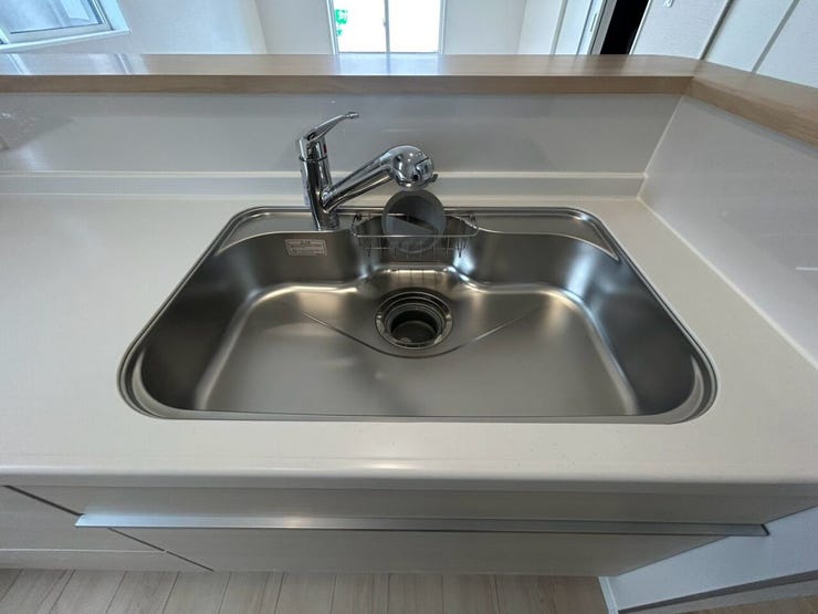 【いつでも安心でおいしい水を「浄水器付きシンク」】
水栓一体型の浄水器で、料理や飲料水にいつでも安心・安全なお水を使えます。
野菜洗いにも気兼ねなく使え、毎日の食卓を美味しく健康的にサポート。