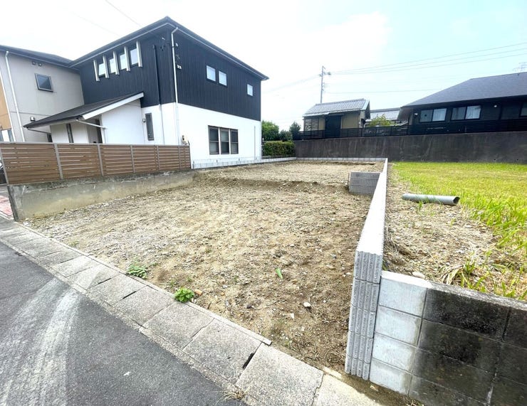 ◇現地写真◇
過ごす時間と共に刻々と表情を変えていく住まい、季節によってさまざまな表情を見せてくれるわが家は、時を重ね思いを紡ぐ場所です。ご家族の一家団欒を心ゆくまでお楽しみください。