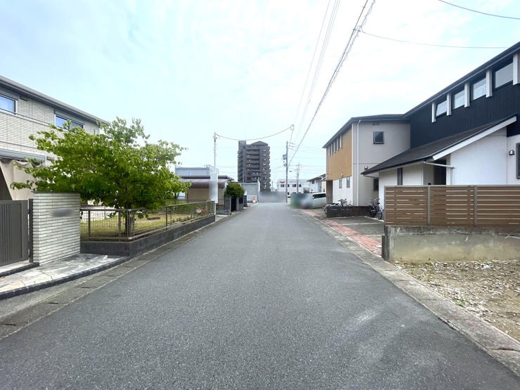 ◇前面道路◇
北側に面する道路は約5.9mです。車2台がすれ違っても安心な幅です。大きな車をお持ちの方も駐車に困らなそうですね。